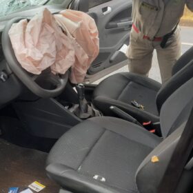 Durante atendimento a um acidente, motorista não percebe equipes de resgate e bate em caminhão do Corpo de Bombeiros em Maringá Foto 6 Fotos de Durante atendimento a um acidente, motorista não percebe equipes de resgate e bate em caminhão do Corpo de Bombeiros em Maringá