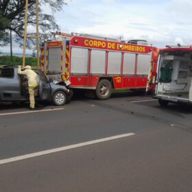 Durante atendimento a um acidente, motorista não percebe equipes de resgate e bate em caminhão do Corpo de Bombeiros em Maringá Foto 8 Fotos de Durante atendimento a um acidente, motorista não percebe equipes de resgate e bate em caminhão do Corpo de Bombeiros em Maringá