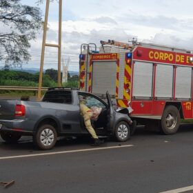 Durante atendimento a um acidente, motorista não percebe equipes de resgate e bate em caminhão do Corpo de Bombeiros em Maringá Foto 9 Fotos de Durante atendimento a um acidente, motorista não percebe equipes de resgate e bate em caminhão do Corpo de Bombeiros em Maringá