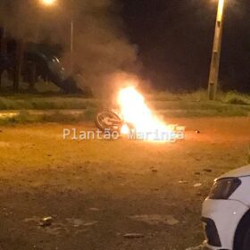 Homem é esfaqueado por vigilante noturno e populares queimam moto do suspeito em Maringá Foto 15 Fotos de Homem é esfaqueado por vigilante noturno e populares queimam moto do suspeito em Maringá