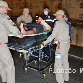 Motociclista sofre ferimentos graves após bater na traseira de caminhão em Maringá Foto 2 Fotos de Motociclista sofre ferimentos graves após bater na traseira de caminhão em Maringá