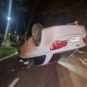 Mulher capota carro após bater em veículo estacionado em Maringá Foto 4 Fotos de Mulher capota carro após bater em veículo estacionado em Maringá