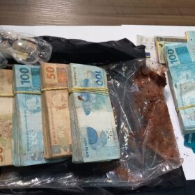 Funcionário furta mais de R$ 40 mil de empresa e enterrar no quintal de casa em Sarandi Foto 3 Fotos de Funcionário furta mais de R$ 40 mil de empresa e enterrar no quintal de casa em Sarandi