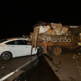 Máquina de lavar roupas cai de caminhão e provoca acidente impressionante em Maringá Foto 14 Fotos de Máquina de lavar roupas cai de caminhão e provoca acidente impressionante em Maringá