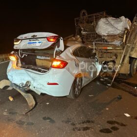 Máquina de lavar roupas cai de caminhão e provoca acidente impressionante em Maringá Foto 1 Fotos de Máquina de lavar roupas cai de caminhão e provoca acidente impressionante em Maringá