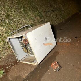 Máquina de lavar roupas cai de caminhão e provoca acidente impressionante em Maringá Foto 6 Fotos de Máquina de lavar roupas cai de caminhão e provoca acidente impressionante em Maringá