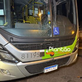 Motociclista fica ferido ao bater de frente com ônibus em Maringá Foto 6 Fotos de Motociclista fica ferido ao bater de frente com ônibus em Maringá