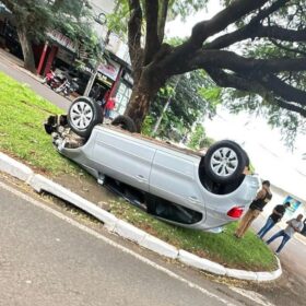 Motorista avança preferencial e causa acidente em Maringá Foto 5 Fotos de Motorista avança preferencial e causa acidente em Maringá