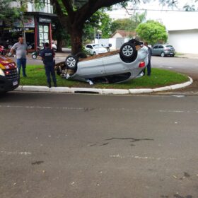 Motorista avança preferencial e causa acidente em Maringá Foto 6 Fotos de Motorista avança preferencial e causa acidente em Maringá