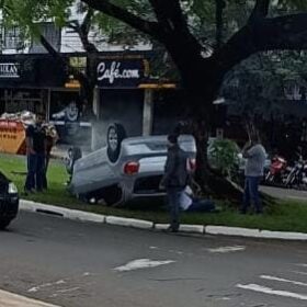 Motorista avança preferencial e causa acidente em Maringá Foto 3 Fotos de Motorista avança preferencial e causa acidente em Maringá