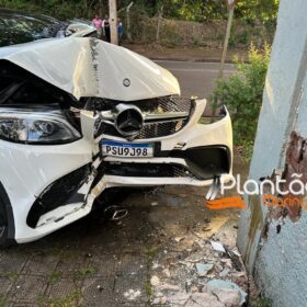 Motorista com carro de luxo causa acidente após fugir da polícia em Maringá Foto 2 Fotos de Motorista com carro de luxo causa acidente após fugir da polícia em Maringá