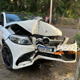 Motorista com carro de luxo causa acidente após fugir da polícia em Maringá Foto 3 Fotos de Motorista com carro de luxo causa acidente após fugir da polícia em Maringá