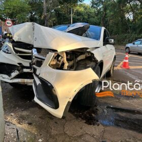 Motorista com carro de luxo causa acidente após fugir da polícia em Maringá Foto 6 Fotos de Motorista com carro de luxo causa acidente após fugir da polícia em Maringá