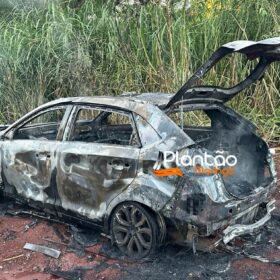 Mulher é sequestrada e ladrões colocam fogo no carro da vítima em Maringá Foto 7 Fotos de Mulher é sequestrada e ladrões colocam fogo no carro da vítima em Maringá