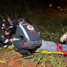 Ao perder o controle da motocicleta, homem cai em ribanceira em Maringá Foto 2 Fotos de Ao perder o controle da motocicleta, homem cai em ribanceira em Maringá