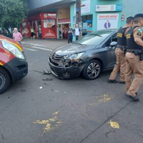 Câmera registra acidente que deixou casal de motociclista ferido em Maringá Foto 2 Fotos de Câmera registra acidente que deixou casal de motociclista ferido em Maringá