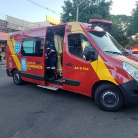 Câmera registra acidente que deixou casal de motociclista ferido em Maringá Foto 3 Fotos de Câmera registra acidente que deixou casal de motociclista ferido em Maringá