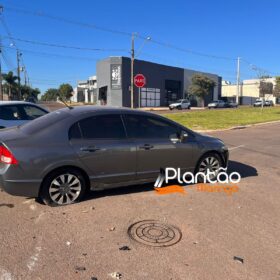 Carro capota após colisão com outro veículo em Maringá; o acidente foi registrado por uma câmera de segurança Foto 2 Fotos de Carro capota após colisão com outro veículo em Maringá; o acidente foi registrado por uma câmera de segurança