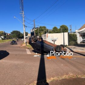 Carro capota após colisão com outro veículo em Maringá; o acidente foi registrado por uma câmera de segurança Foto 3 Fotos de Carro capota após colisão com outro veículo em Maringá; o acidente foi registrado por uma câmera de segurança