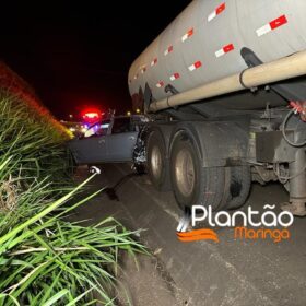 Carro desgovernado prensa caminhoneiro contra carreta em Maringá, a vítima morreu na hora Foto 3 Fotos de Carro desgovernado prensa caminhoneiro contra carreta em Maringá, a vítima morreu na hora