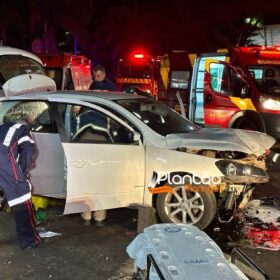 Carro 'voa', após motorista discutir com a mãe e joga veículo contra praça em Maringá Foto 2 Fotos de Carro 'voa', após motorista discutir com a mãe e joga veículo contra praça em Maringá