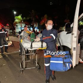 Carro 'voa', após motorista discutir com a mãe e joga veículo contra praça em Maringá Foto 11 Fotos de Carro 'voa', após motorista discutir com a mãe e joga veículo contra praça em Maringá