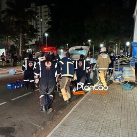 Carro 'voa', após motorista discutir com a mãe e joga veículo contra praça em Maringá Foto 12 Fotos de Carro 'voa', após motorista discutir com a mãe e joga veículo contra praça em Maringá