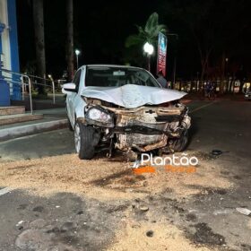 Carro 'voa', após motorista discutir com a mãe e joga veículo contra praça em Maringá Foto 13 Fotos de Carro 'voa', após motorista discutir com a mãe e joga veículo contra praça em Maringá