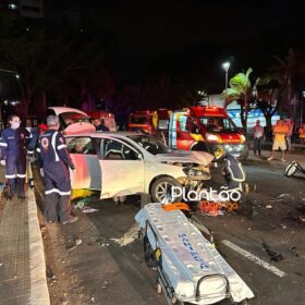 Carro 'voa', após motorista discutir com a mãe e joga veículo contra praça em Maringá Foto 15 Fotos de Carro 'voa', após motorista discutir com a mãe e joga veículo contra praça em Maringá