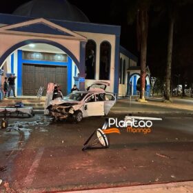 Carro 'voa', após motorista discutir com a mãe e joga veículo contra praça em Maringá Foto 17 Fotos de Carro 'voa', após motorista discutir com a mãe e joga veículo contra praça em Maringá