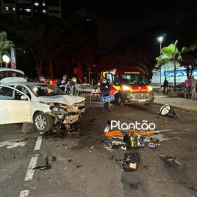 Carro 'voa', após motorista discutir com a mãe e joga veículo contra praça em Maringá Foto 22 Fotos de Carro 'voa', após motorista discutir com a mãe e joga veículo contra praça em Maringá
