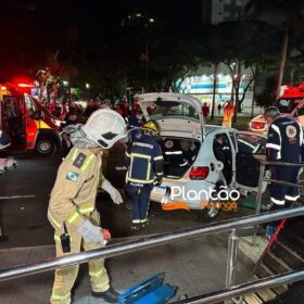 Carro 'voa', após motorista discutir com a mãe e joga veículo contra praça em Maringá Foto 25 Fotos de Carro 'voa', após motorista discutir com a mãe e joga veículo contra praça em Maringá