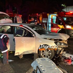 Carro 'voa', após motorista discutir com a mãe e joga veículo contra praça em Maringá Foto 26 Fotos de Carro 'voa', após motorista discutir com a mãe e joga veículo contra praça em Maringá