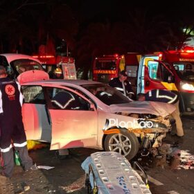 Carro 'voa', após motorista discutir com a mãe e joga veículo contra praça em Maringá Foto 27 Fotos de Carro 'voa', após motorista discutir com a mãe e joga veículo contra praça em Maringá