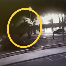 Carro 'voa', após motorista discutir com a mãe e joga veículo contra praça em Maringá Foto 28 Fotos de Carro 'voa', após motorista discutir com a mãe e joga veículo contra praça em Maringá