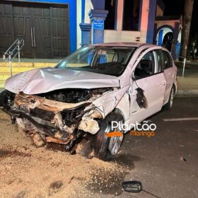Carro 'voa', após motorista discutir com a mãe e joga veículo contra praça em Maringá Foto 4 Fotos de Carro 'voa', após motorista discutir com a mãe e joga veículo contra praça em Maringá