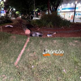 Carro 'voa', após motorista discutir com a mãe e joga veículo contra praça em Maringá Foto 5 Fotos de Carro 'voa', após motorista discutir com a mãe e joga veículo contra praça em Maringá