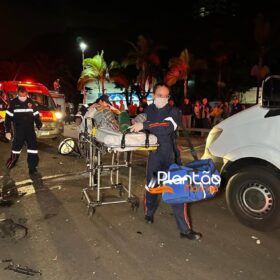 Carro 'voa', após motorista discutir com a mãe e joga veículo contra praça em Maringá Foto 6 Fotos de Carro 'voa', após motorista discutir com a mãe e joga veículo contra praça em Maringá