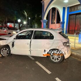 Carro 'voa', após motorista discutir com a mãe e joga veículo contra praça em Maringá Foto 7 Fotos de Carro 'voa', após motorista discutir com a mãe e joga veículo contra praça em Maringá