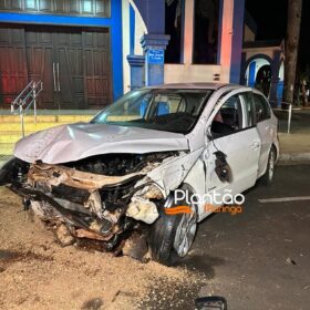 Carro 'voa', após motorista discutir com a mãe e joga veículo contra praça em Maringá Foto 8 Fotos de Carro 'voa', após motorista discutir com a mãe e joga veículo contra praça em Maringá