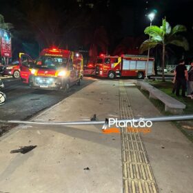 Carro 'voa', após motorista discutir com a mãe e joga veículo contra praça em Maringá Foto 9 Fotos de Carro 'voa', após motorista discutir com a mãe e joga veículo contra praça em Maringá