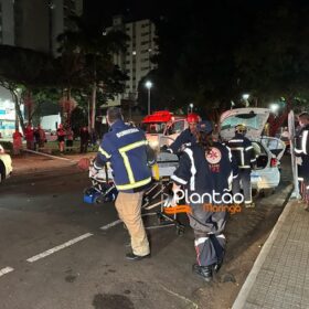 Carro 'voa', após motorista discutir com a mãe e joga veículo contra praça em Maringá Foto 10 Fotos de Carro 'voa', após motorista discutir com a mãe e joga veículo contra praça em Maringá