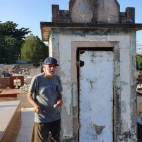 Homem que morou por 12 anos em cemitério de Marialva é intubado após incêndio Foto 2 Fotos de Homem que morou por 12 anos em cemitério de Marialva é intubado após incêndio
