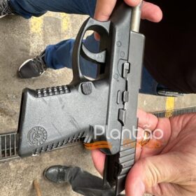 Câmera registra momento em que homem é preso com pistola em posto de combustível em Maringá Foto 9 Fotos de Câmera registra momento em que homem é preso com pistola em posto de combustível em Maringá