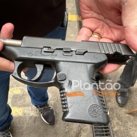 Câmera registra momento em que homem é preso com pistola em posto de combustível em Maringá Foto 8 Fotos de Câmera registra momento em que homem é preso com pistola em posto de combustível em Maringá