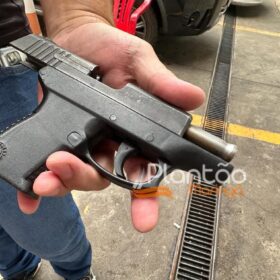 Câmera registra momento em que homem é preso com pistola em posto de combustível em Maringá Foto 10 Fotos de Câmera registra momento em que homem é preso com pistola em posto de combustível em Maringá