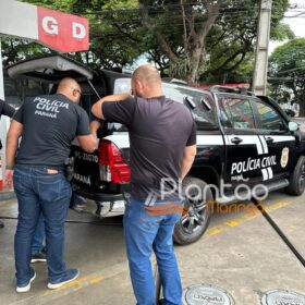 Câmera registra momento em que homem é preso com pistola em posto de combustível em Maringá Foto 7 Fotos de Câmera registra momento em que homem é preso com pistola em posto de combustível em Maringá