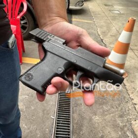 Câmera registra momento em que homem é preso com pistola em posto de combustível em Maringá Foto 6 Fotos de Câmera registra momento em que homem é preso com pistola em posto de combustível em Maringá
