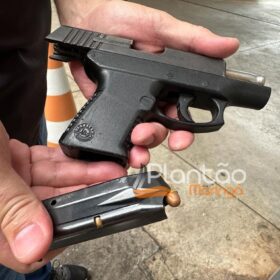 Câmera registra momento em que homem é preso com pistola em posto de combustível em Maringá Foto 4 Fotos de Câmera registra momento em que homem é preso com pistola em posto de combustível em Maringá