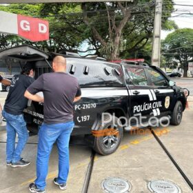 Câmera registra momento em que homem é preso com pistola em posto de combustível em Maringá Foto 2 Fotos de Câmera registra momento em que homem é preso com pistola em posto de combustível em Maringá